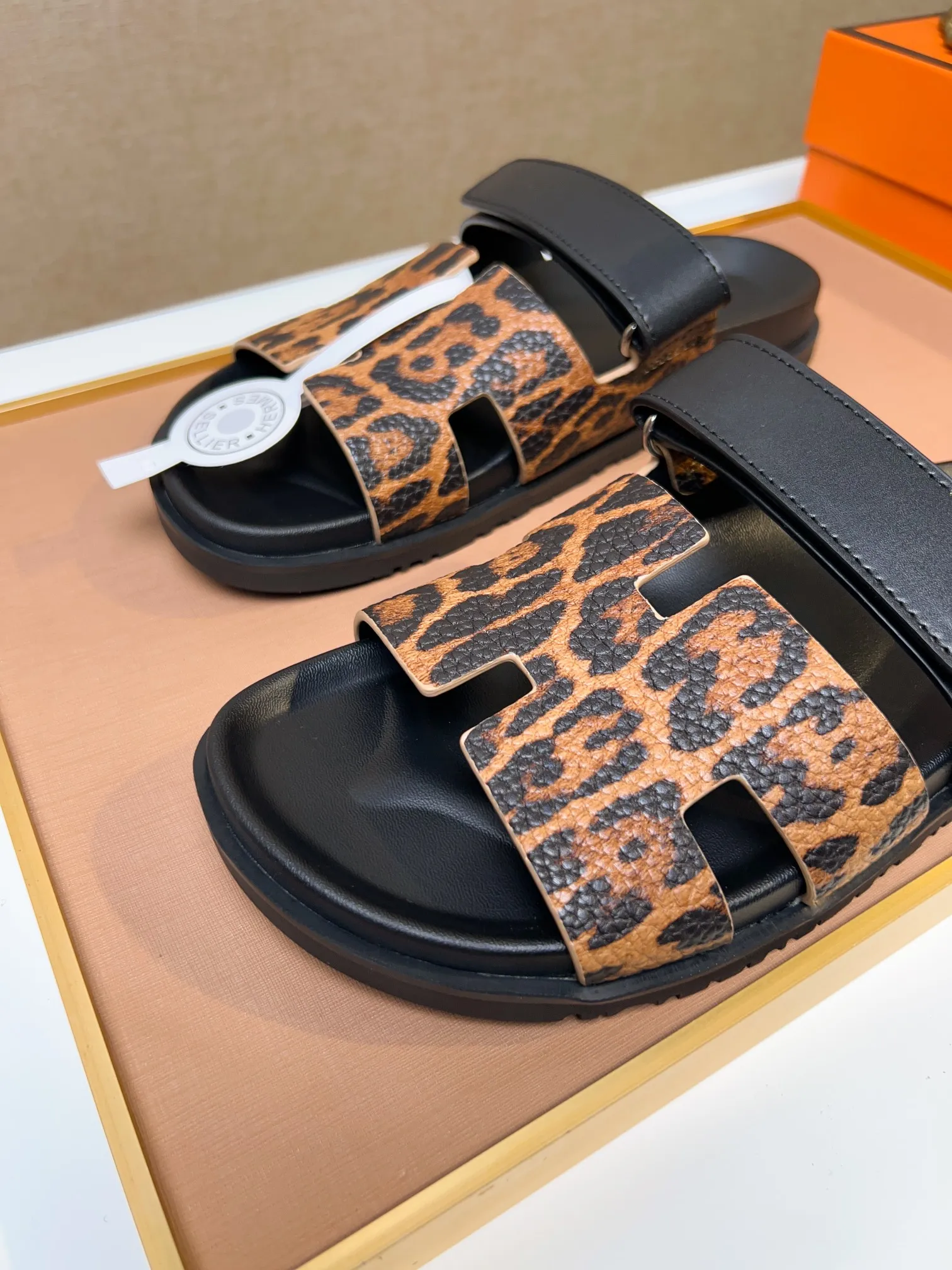 Men's clothing and shoes 💰340 💅💅💅 new arrival. Hermes Hermes official website latest counter synchronized new oran color leather H slippers, the original Paris version flew back to the original model and opened the mold to make it perfectly🍌The highest quality Sincerity, you can enter and leave the counter at will [Deyi] The upper is made of original customized  colored palm prints, crocodile print, ostrich print, colored cow leather, colored cow suede, 🤔 horse hair, 🥳 colored diamonds, 🥰 3D printing, and other genuine leather slippers, imported cow pattern foot pad lining, Italian  latest original genuine leather combination outsole Code number: 38-48 (customized at 46.47.48) Can be made into picture combination sole with genuine leather pattern and ordinary molded outsole